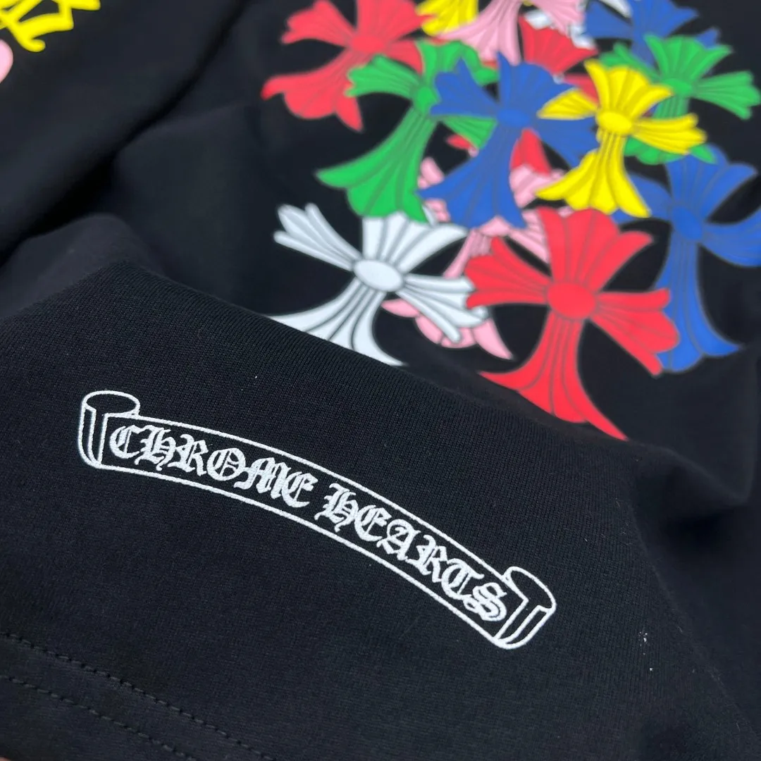 P160 Chrome Hearts long T series is available at the counter simultaneously. Chrome’s classic colorful phantom cross letter flower arm length T. Imported environmentally friendly glue printing and dyeing. Specially customized original 1:1 high weight comfortable fabric. 🌈Recommended colors: black white 🌈Cardage: S, M, L, XL
